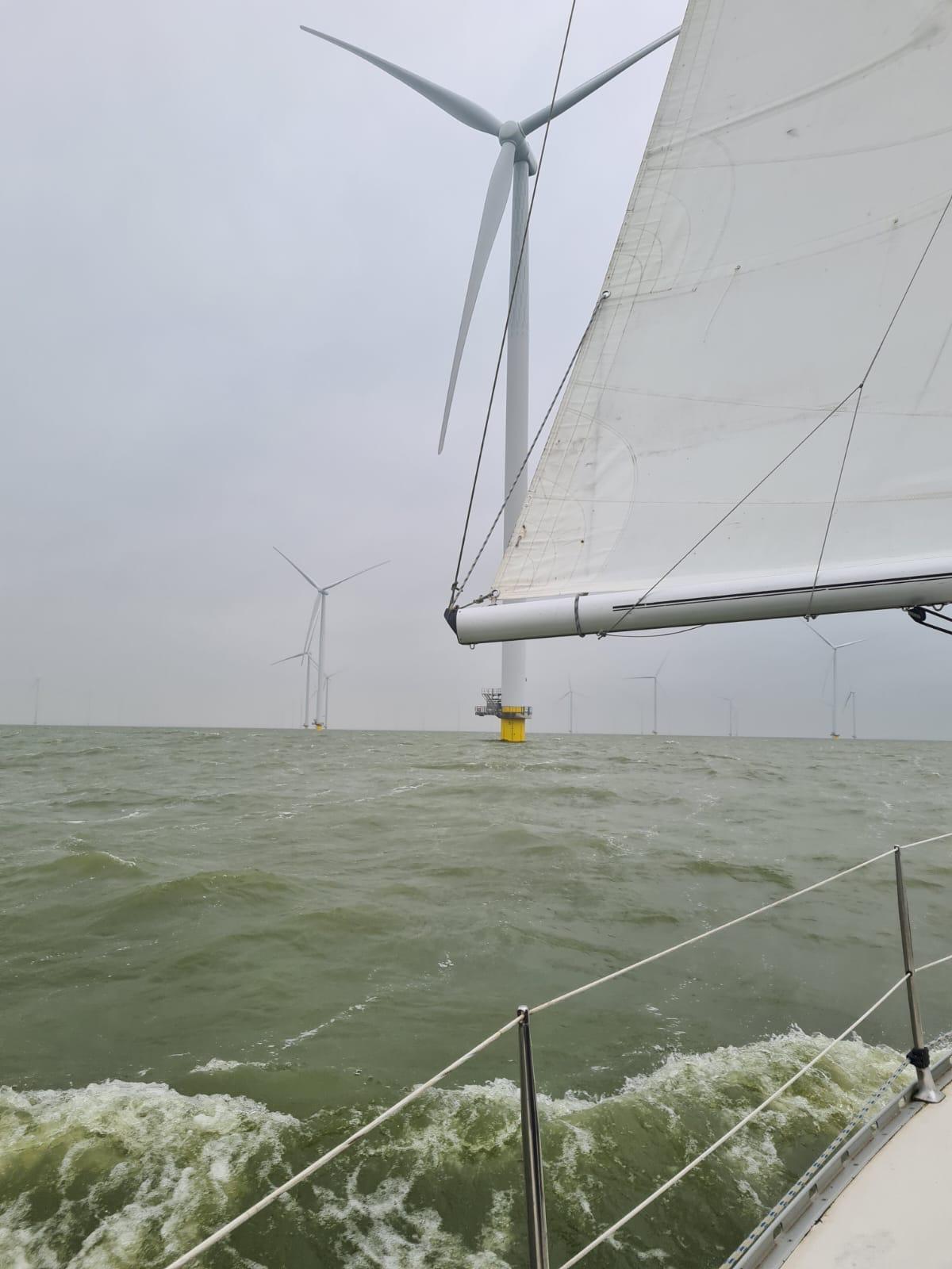 Windmolenpark Fryslân vanaf de zeilboot